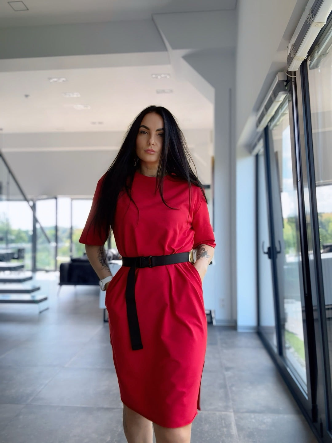 Raudona suknelė su dirželiu